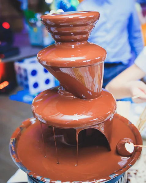Ζωντανή Σιντριβάνι σοκολάτας, για πάρτι γενεθλίων παιδιά — Φωτογραφία Αρχείου