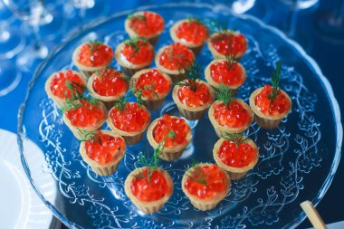 Güzel dekore edilmiş yemek sofrası. Farklı atıştırmalıklar ve aperatiflerle.