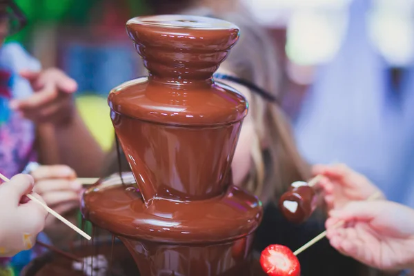 Яркий шоколадный фонтан на детском дне рождения — стоковое фото