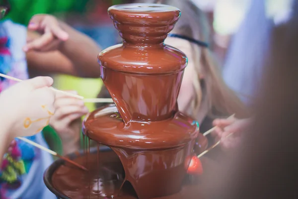 아이 들 생일 파티에 활기찬 초콜릿 분수 — 스톡 사진