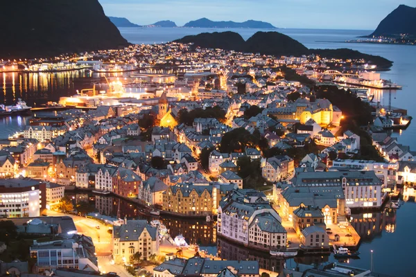 Krásné super širokoúhlé letní pohled Alesund, Norsko — Stock fotografie