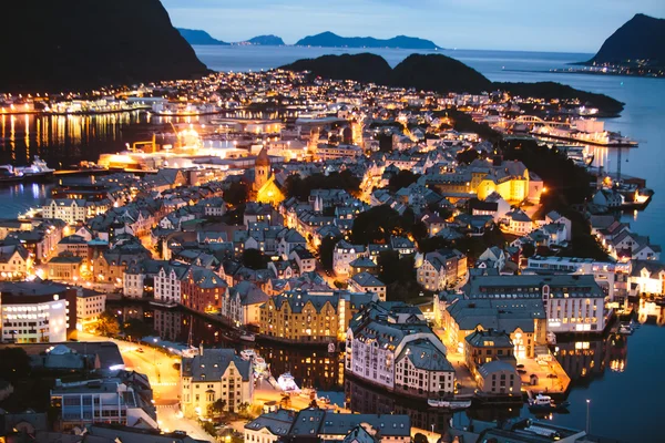 Bella vista aerea estiva super grandangolare di Alesund, Norvegia — Foto Stock