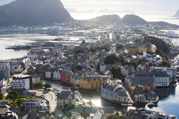 Bella vista aerea estiva super grandangolare di Alesund, Norvegia — Foto Stock