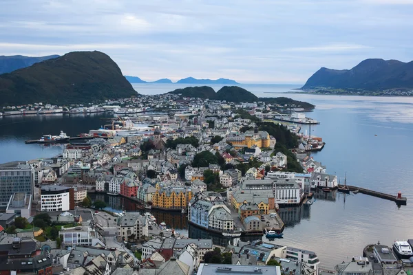 Bela vista aérea de verão super grande angular de Alesund, Noruega — Fotografia de Stock