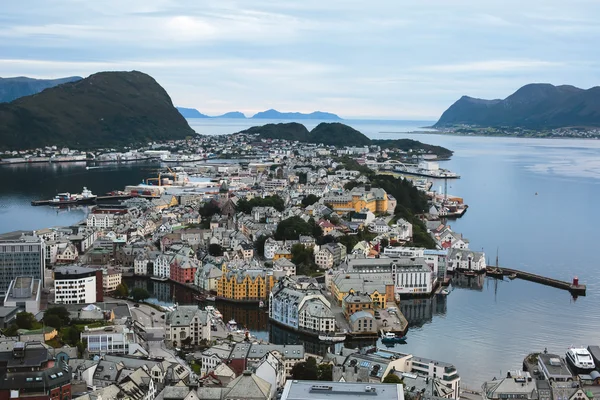 Szép szuper nagy látószögű nyári légifelvételek Alesund, Norvégia — Stock Fotó