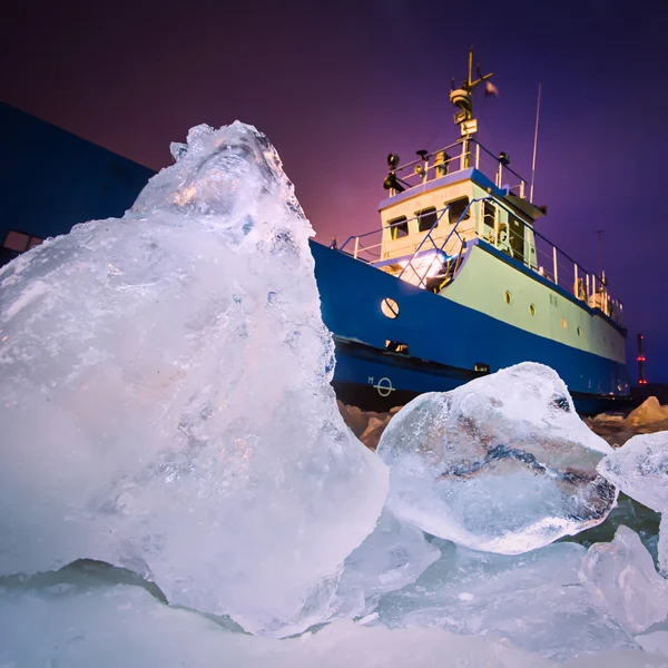 La nave rompighiaccio intrappolata nel ghiaccio cerca di rompere e lasciare il — Foto Stock