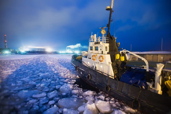 Ledoborec loď uvězněna v ledu se snaží prolomit a nechat — Stock fotografie