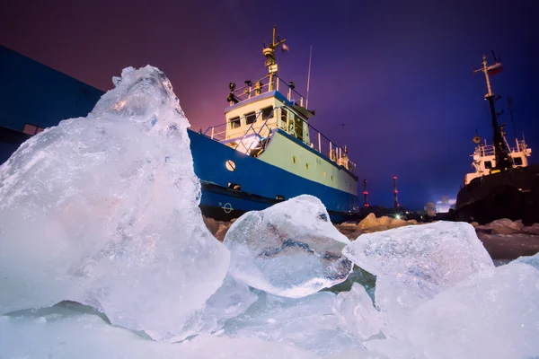 La nave rompighiaccio intrappolata nel ghiaccio cerca di rompere e lasciare il — Foto Stock