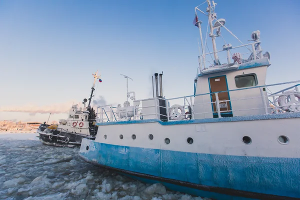 La nave rompighiaccio intrappolata nel ghiaccio cerca di rompere e lasciare il — Foto Stock