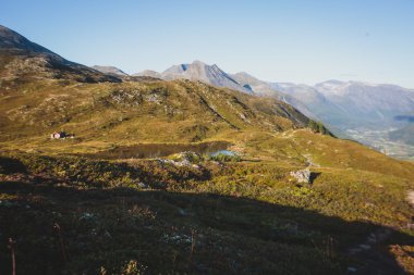 Norveç'te, klasik Norveç İskandinav yaz dağ hiking