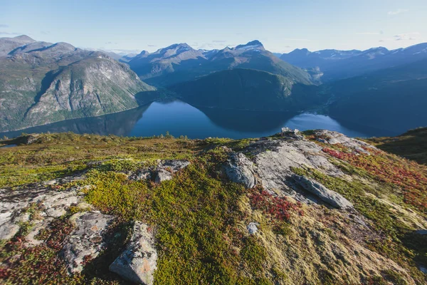 Turistika v Norsku, klasické norské skandinávský letní horské — Stock fotografie