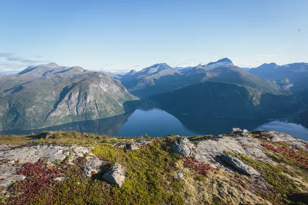 Turistika v Norsku, klasické norské skandinávský letní horské — Stock fotografie