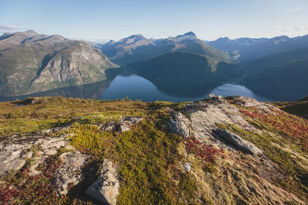 Senderismo en Noruega, clásica montaña de verano noruega escandinava —  Fotos de Stock