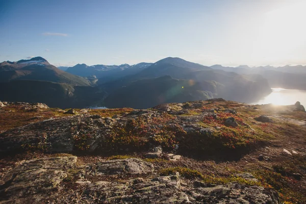 Caminhadas na Noruega, clássica montanha de verão escandinava norueguesa — Fotografia de Stock