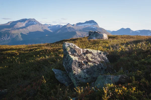 Senderismo en Noruega, clásica montaña de verano noruega escandinava —  Fotos de Stock