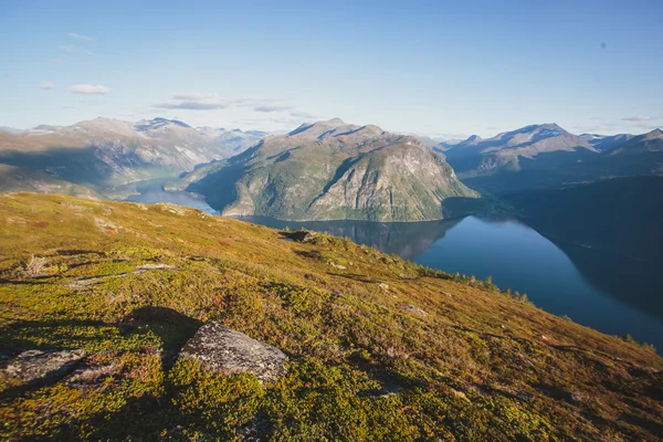 Turistika v Norsku, klasické norské skandinávský letní horské — Stock fotografie