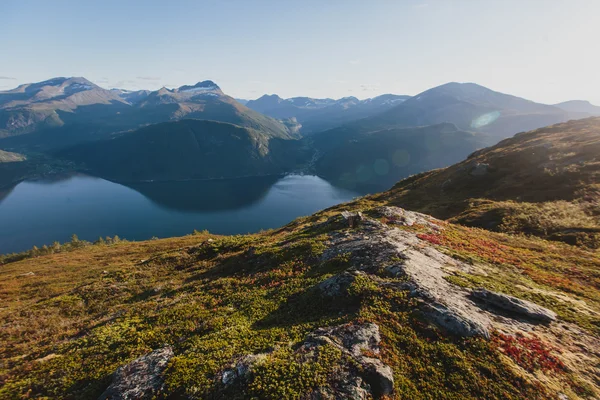 Wandern in Norwegen, klassischer norwegischer Sommerberg — Stockfoto