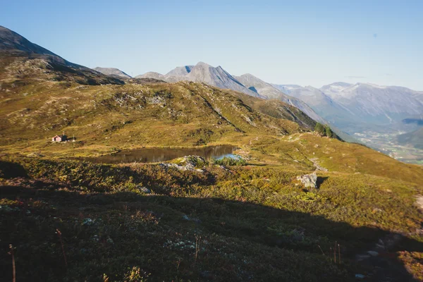 Wandern in Norwegen, klassischer norwegischer Sommerberg — Stockfoto