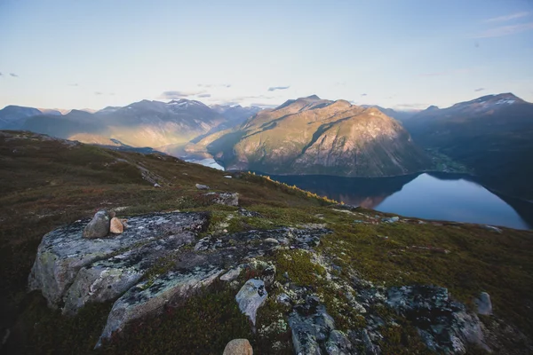 Caminhadas na Noruega, clássica montanha de verão escandinava norueguesa — Fotografia de Stock