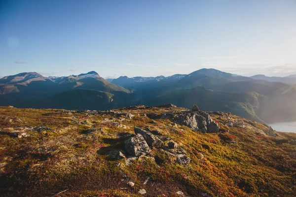 Senderismo en Noruega, clásica montaña de verano noruega escandinava —  Fotos de Stock
