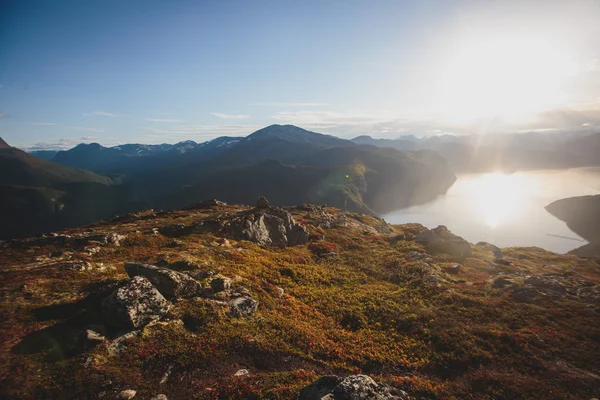 Caminhadas na Noruega, clássica montanha de verão escandinava norueguesa — Fotografia de Stock