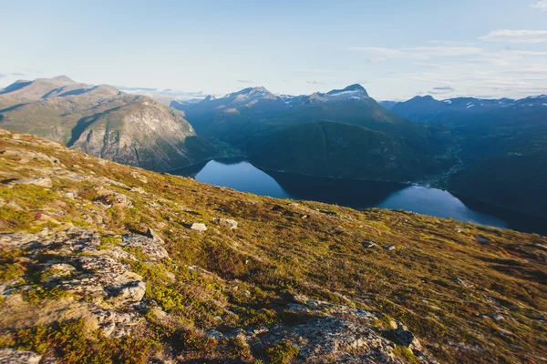 Turistika v Norsku, klasické norské skandinávský letní horské — Stock fotografie