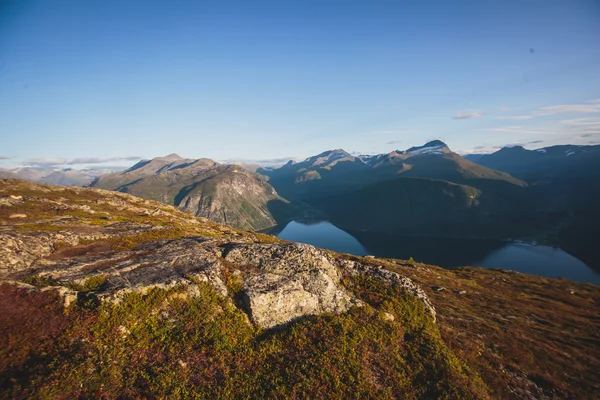 Wandern in Norwegen, klassischer norwegischer Sommerberg — Stockfoto
