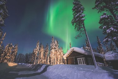 Büyük renkli yeşil canlı Aurora Borealis güzel resmi
