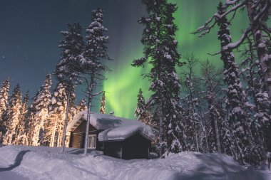 Büyük renkli yeşil canlı Aurora ile güzel resim 