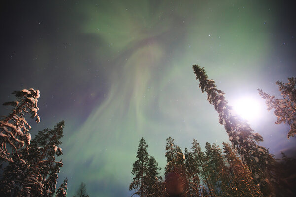 Красивая картина массивной разноцветной зеленой яркой Aurora Borealis
