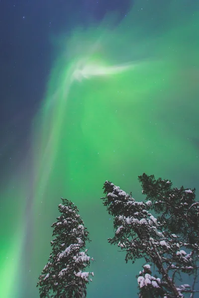 Szép képet a hatalmas többszínű zöld élénk Aurora Borealis — Stock Fotó