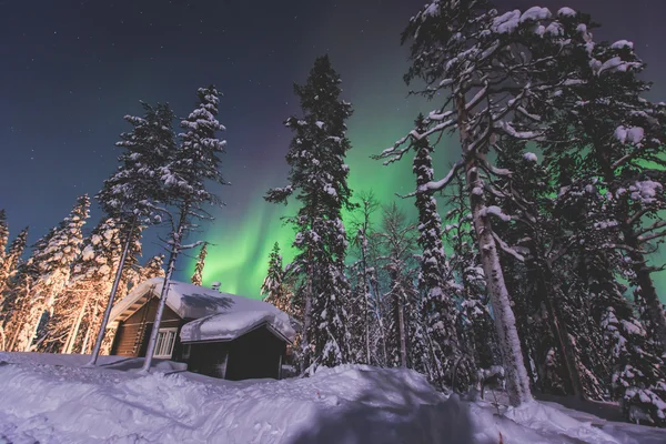 Szép képet a hatalmas többszínű zöld élénk Aurora Borealis — Stock Fotó