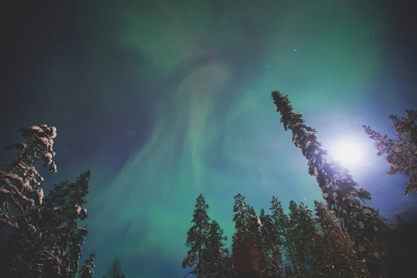 Krásný obraz obrovské pestrobarevné zelené pulzující Aurora Borealis — Stock fotografie