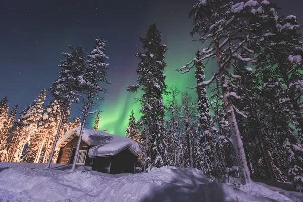 Piękny obraz ogromnej wielokolorowe zielony żywy Aurora Borealis — Zdjęcie stockowe