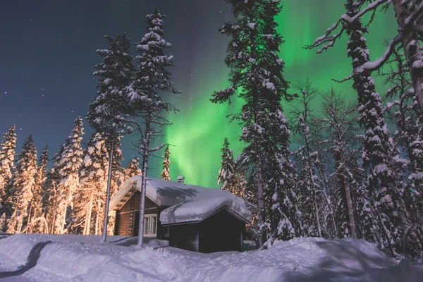 Mooie foto van massale veelkleurige groene levendige Aurora Borealis — Stockfoto