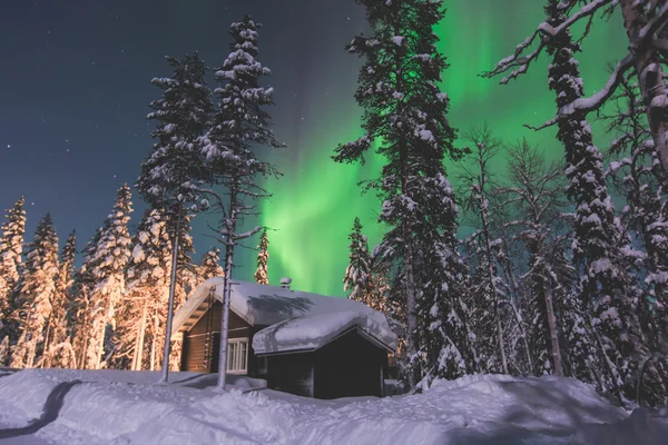 Szép képet a hatalmas többszínű zöld élénk Aurora Borealis — Stock Fotó