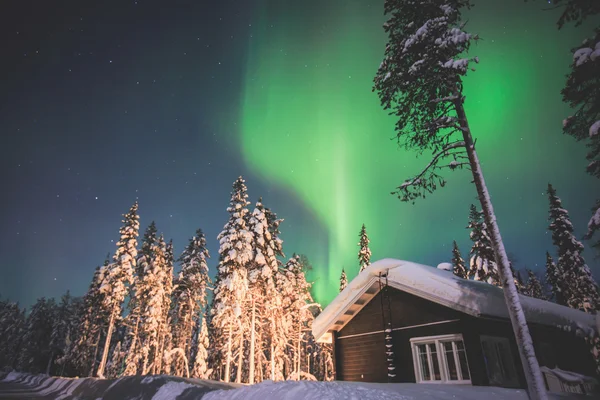 Imagem bonita de maciça multicolorida verde vibrante Aurora — Fotografia de Stock