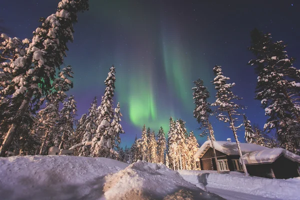 Büyük renkli yeşil canlı Aurora ile güzel resim — Stok fotoğraf