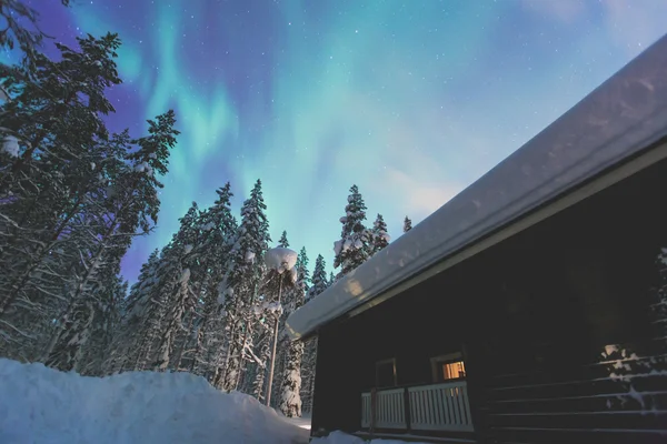 Krásný obraz obrovské pestrobarevné zelené pulzující Aurora — Stock fotografie