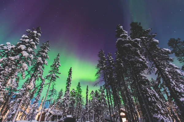 Krásný obraz obrovské pestrobarevné zelené pulzující Aurora — Stock fotografie