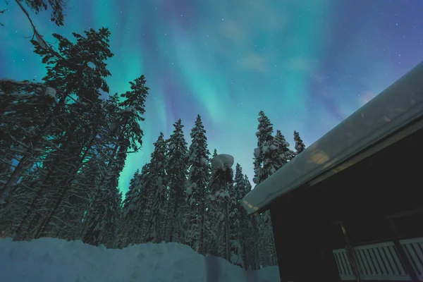 Imagem bonita de maciça multicolorida verde vibrante Aurora — Fotografia de Stock