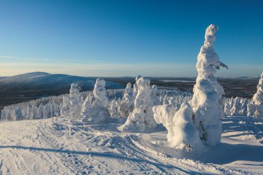 Güzel bir Kayak Merkezi, güneşli kış günü yamaç, Bakırlı ve teleferik ile soğuk dağ manzarası