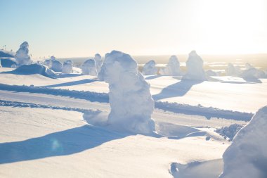 Güzel bir Kayak Merkezi, güneşli kış günü yamaç, Bakırlı ve teleferik ile soğuk dağ manzarası