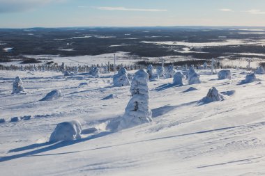 Güzel bir Kayak Merkezi, güneşli kış günü yamaç, Bakırlı ve teleferik ile soğuk dağ manzarası