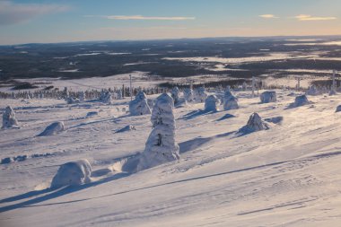 Güzel bir Kayak Merkezi, güneşli kış günü yamaç, Bakırlı ve teleferik ile soğuk dağ manzarası