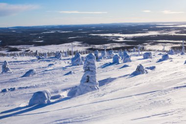 Güzel bir Kayak Merkezi, güneşli kış günü yamaç, Bakırlı ve teleferik ile soğuk dağ manzarası