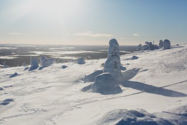 Güzel bir Kayak Merkezi, güneşli kış günü yamaç, Bakırlı ve teleferik ile soğuk dağ manzarası