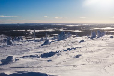 Güzel bir Kayak Merkezi, güneşli kış günü yamaç, Bakırlı ve teleferik ile soğuk dağ manzarası