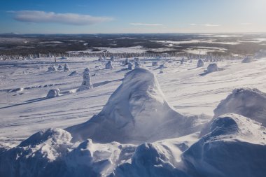Güzel bir Kayak Merkezi, güneşli kış günü yamaç, Bakırlı ve teleferik ile soğuk dağ manzarası