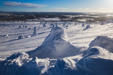 Güzel bir Kayak Merkezi, güneşli kış günü yamaç, Bakırlı ve teleferik ile soğuk dağ manzarası